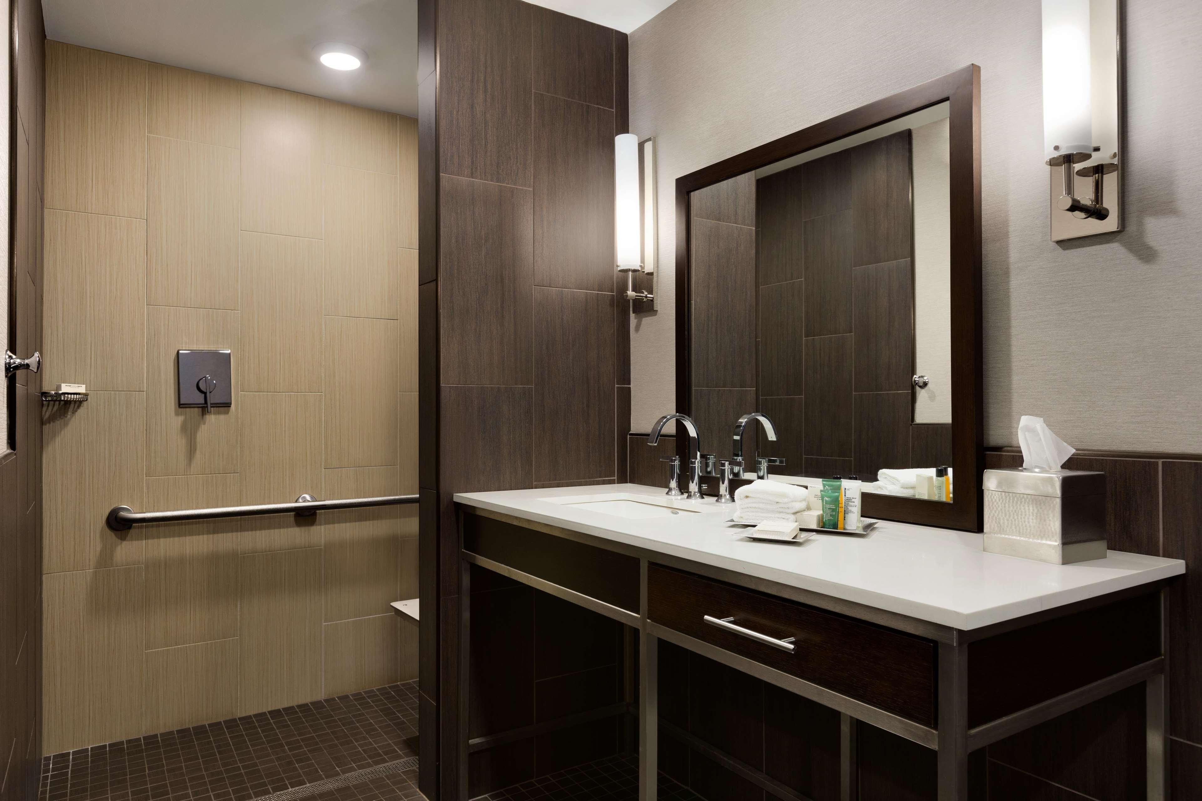 Hilton Philadelphia City Avenue Exterior photo